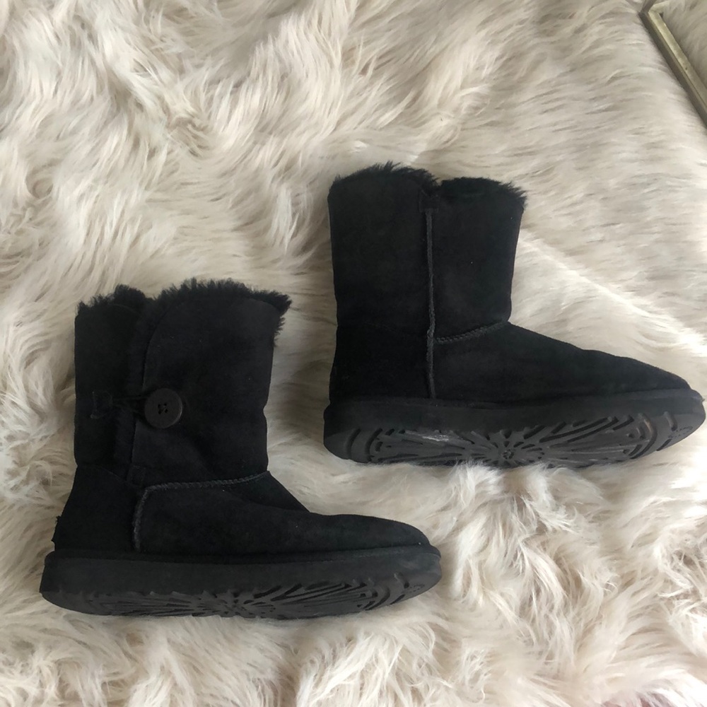 Black short bailey button Uggs